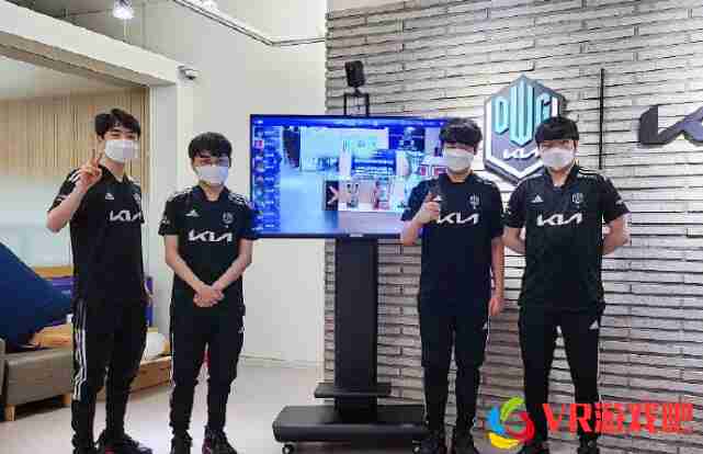 S11决赛提前预演 小组赛揭幕战中韩顶尖战力对决FPXvsDK